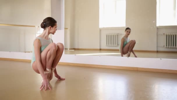 Piękna Nastolatka Profesjonalny Trening Baletnicy Szkole Baletowej Dzień Czułość Łaska — Wideo stockowe