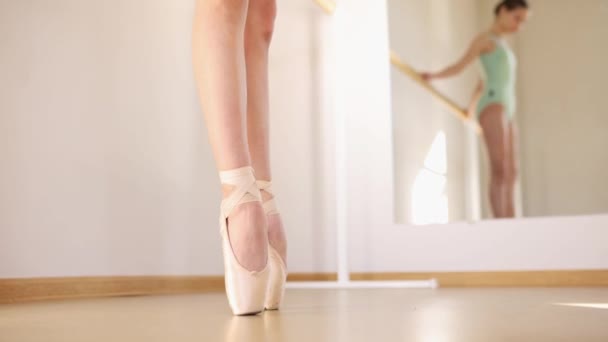 Primer Plano Las Piernas Femeninas Pie Punta Escuela Estudio Ballet — Vídeos de Stock