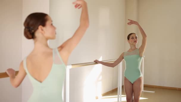 美しい10代の女の子 ダンススクールのバレエダンサー バレエの壁に立って 日光の下で昼間のトレーニング 古典バレエ ダンスアート 振付の概念 — ストック動画