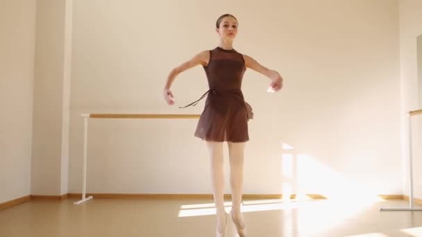 Girando Hermosa Adolescente Entrenamiento Bailarina Ballet Bailando Pointee Escuela Baile — Vídeos de Stock