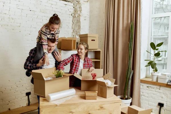 荷物を置く 若い幸せな家族 女性と子供が新しい家 多くの段ボール箱付きのアパートに移動します 引越し住宅 不動産 新しい生活の概念 — ストック写真