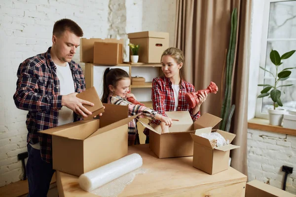 Jovem Família Feliz Homem Mulher Criança Movendo Para Novo Apartamento — Fotografia de Stock
