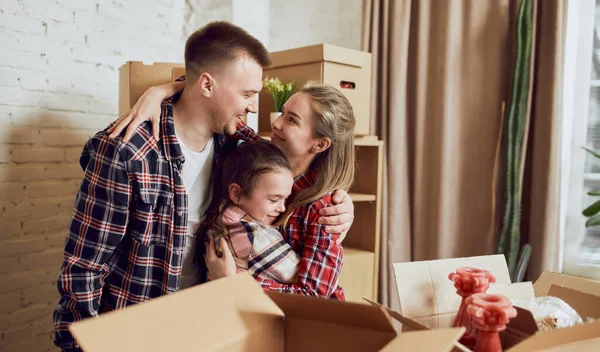 Jovem Família Feliz Homem Mulher Criança Movendo Para Novo Apartamento — Fotografia de Stock