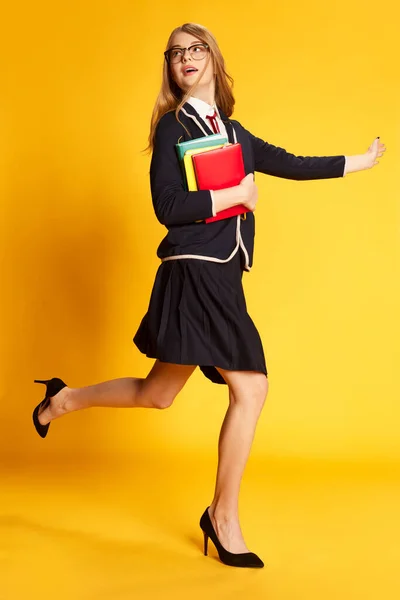 Běžím Přednášky Portrét Krásné Mladé Dívky Studentky Uniformě Knihami Přes — Stock fotografie