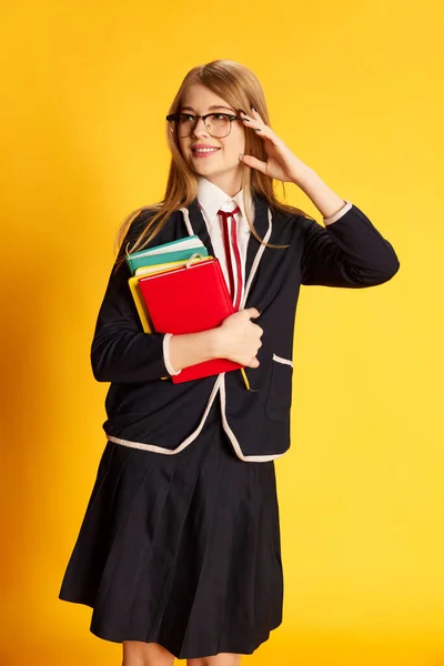 Tarea Retrato Una Hermosa Joven Rubia Estudiante Uniforme Posando Con — Foto de Stock