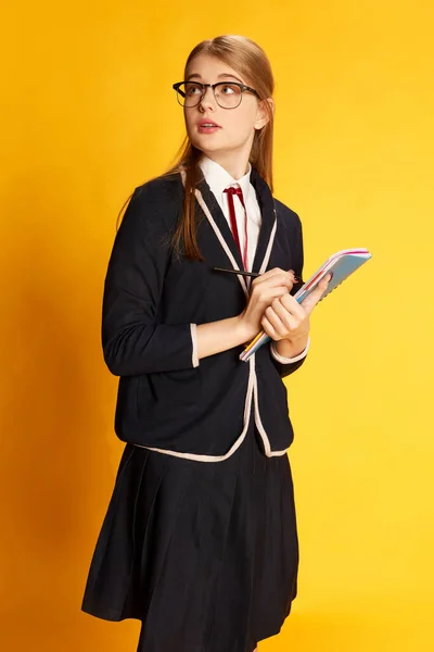 Pozorný Posluchač Portrét Krásné Mladé Dívky Student Uniformě Dělat Poznámky — Stock fotografie