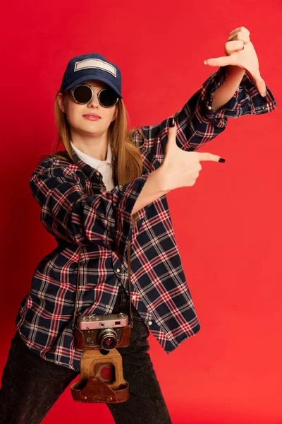 Rahmenwahl Schöne Junge Frau Kariertem Hemd Mütze Und Sonnenbrille Posiert — Stockfoto