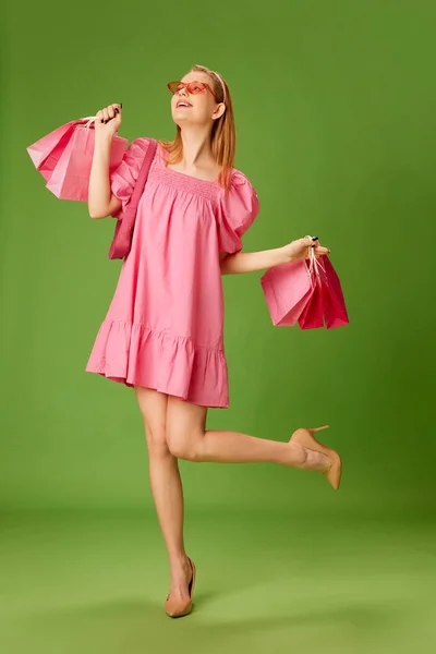 Zakupy Portret Pięknej Blondynki Młodej Dziewczyny Uroczej Różowej Sukience Pozowanie — Zdjęcie stockowe