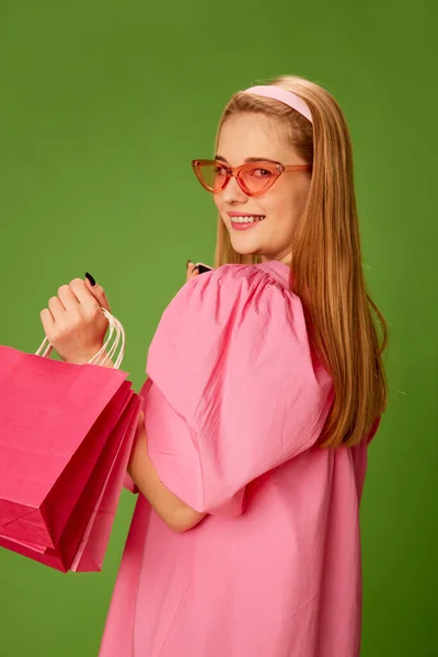 Портрет Красивой Блондинки Молодой Девушки Милом Розовом Платье Модные Солнцезащитные — стоковое фото