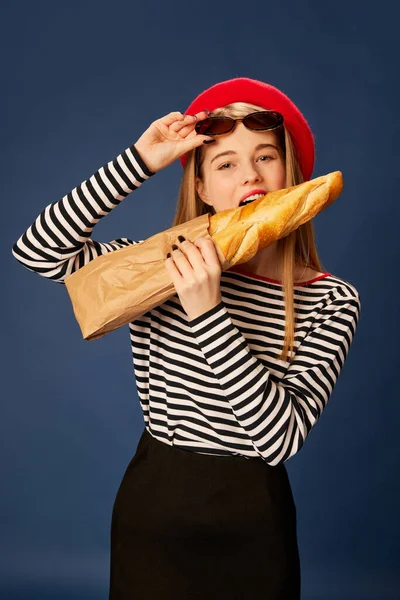 Pariser Stil Porträt Eines Schönen Jungen Mädchens Roter Baskenmütze Das — Stockfoto