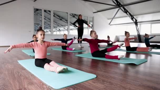 Silne Ciało Ćwiczenia Rozciągające Grupa Małych Dziewczynek Dzieci Gimnastyczki Trenujące — Wideo stockowe