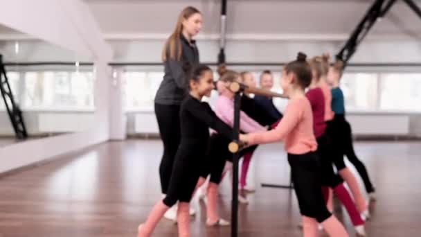Sportowe Dziewczynki Dzieci Gimnastyczki Trenujące Trenerem Domu Ćwiczenia Rozciągające Barre — Wideo stockowe