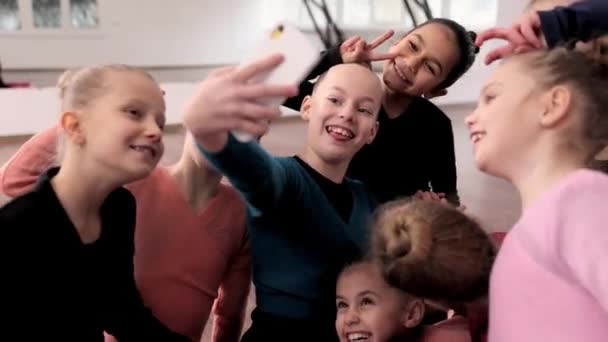Grupa Pięknych Dziewczynek Dzieci Gimnastyków Rytmicznych Robiących Selfie Telefonem Sesji — Wideo stockowe