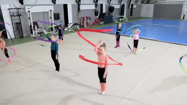 Yarışma Hazırlığı Küçük Bir Kız Çocuk Ritmik Jimnastikçi Kapalı Alanda — Stok video