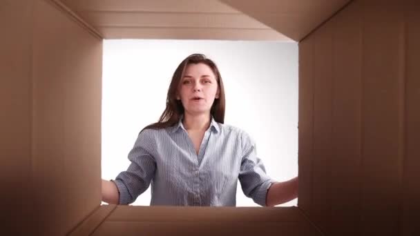Gelukkige Jonge Opgewonden Vrouw Emotioneel Openen Kartonnen Doos Kijken Naar — Stockvideo