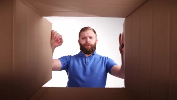 Bărbat Tânăr Barbă Albastru Shirt Deschidere Cutie Carton Uitându Interior — Videoclip de stoc