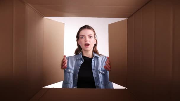 Glad Ung Leende Flicka Känslomässigt Öppna Kartong Och Titta Med — Stockvideo