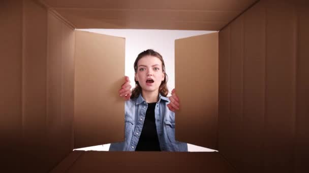 Mladá Dívka Vybaluje Otevírá Kartónovou Krabici Dívá Dovnitř Smutná Zklamaná — Stock video