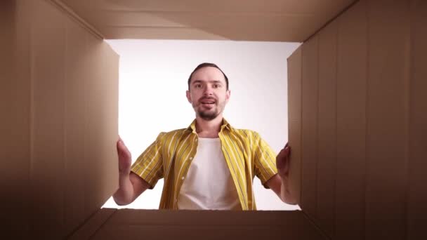 Úspěšné Online Nakupování Vzrušený Muž Žluté Košili Vybaluje Emocionálně Otvírá — Stock video