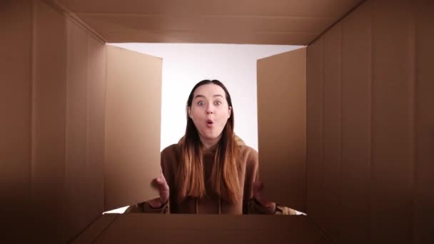 Jong Meisje Uitpakken Kartonnen Doos Openen Naar Binnen Kijken Met — Stockvideo