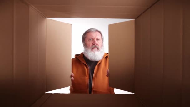 Senior Vousatý Muž Emocionálně Vybaluje Otvírá Lepenkovou Krabici Nesmírně Šťastnou — Stock video