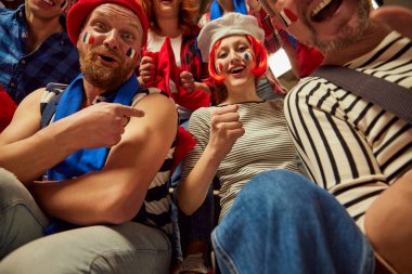 Alt manzara. Futbol, futbol fanatikleri duygusal olarak favori Fransa takımını neşelendiriyor. Kalabalık stadyumda renkli eşarplar giyen insanlar. Spor, kupa, dünya, takım, etkinlik, yarışma kavramı