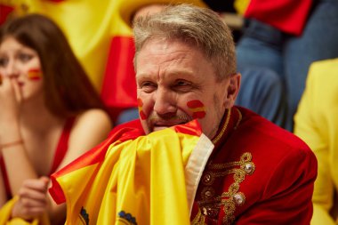 Erkeğin, futbolun, futbol taraftarlarının yakın plan görüntüsü duygusal olarak maç izleyip favori takım için endişelenmeleri. Renkli eşarp ve bayraklar takan hayranlar. Spor, kupa, dünya, takım, etkinlik, yarışma kavramı