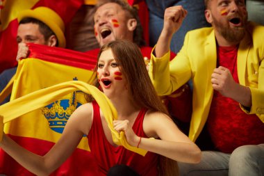 Canlı oyun. Millet, futbol, futbol fanatikleri duygusal maç izleyip favori takımı neşelendiriyor. Renkli eşarp ve bayraklar takan hayranlar. Spor, kupa, dünya, takım, etkinlik, yarışma kavramı