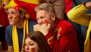 Millet, futbol, futbol fanatikleri duygusal maç izleyip favori takım için endişeleniyorlar. Taraftarlar takımı neşelendiriyor, sporcular. Spor, kupa, dünya, takım, etkinlik ve rekabet kavramı