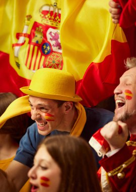 Millet, futbol, futbol fanatikleri duygusal maç izleyip favori takım için endişeleniyorlar. Taraftarlar takımı neşelendiriyor, sporcular. Spor, kupa, dünya, takım, etkinlik ve rekabet kavramı