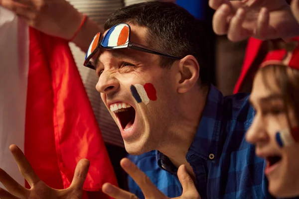 Homme Fan Football Applaudir Émotionnellement Équipe Préférée Pendant Compétition Cris — Photo