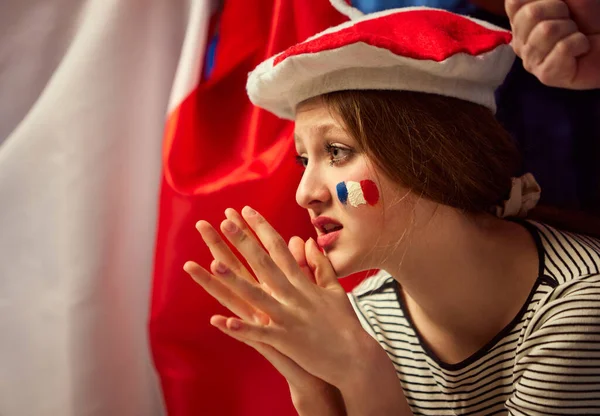 若い女の子は サッカーファンの感情的にライブチャンピオンシップを見て フランスの好きなスポーツチーム 負けるゲーム 国の旗を持つファン スポーツ カップ チーム イベント 競争の概念 — ストック写真