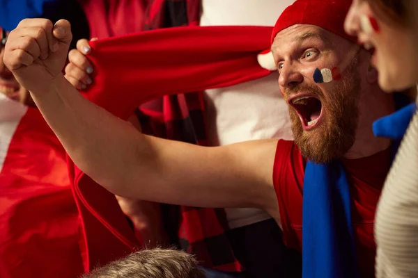 大胡子的男人 足球迷在感情上鼓舞着最喜爱的法国队 人们穿着国家的属性 围巾和油漆 比赛的概念 — 图库照片