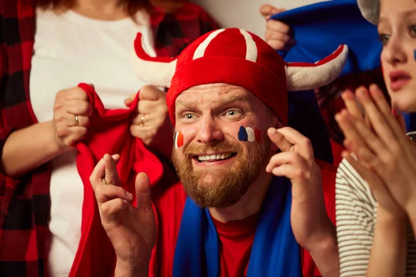 大胡子的男人 足球迷在感情上鼓舞着最喜爱的法国队 人们穿着国家的属性 围巾和油漆 比赛的概念 — 图库照片