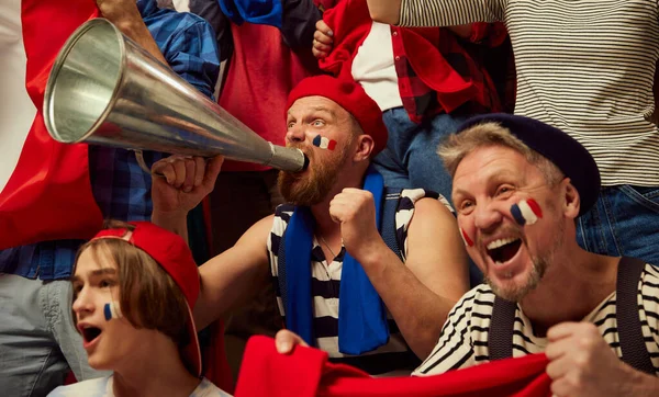 試合の生中継 サッカー サッカーファンは感情的に好きなフランスチームを応援します 国の属性 スカーフや塗料を身に着けている人々 スポーツ カップ チーム イベント 競争の概念 — ストック写真