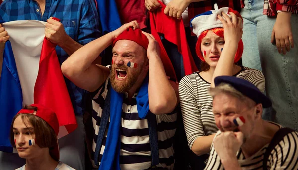 Spannend Moment Mensen Voetbal Fans Emotioneel Kijken Kampioenschap Wedstrijd Van — Stockfoto