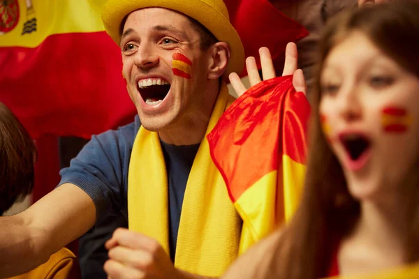 Άνθρωποι Ποδόσφαιρο Οπαδοί Του Ποδοσφαίρου Παρακολουθούν Συναισθηματικά Αγώνα Ζητωκραυγάζοντας Αγαπημένη — Φωτογραφία Αρχείου