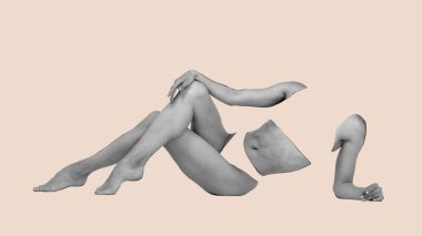 Vücut sanatı, estetik. Doğal güzellik. Yüzü olmayan kadının silueti. Vücut parçası ışık arka planında izole edilmiş. Cilt bakımı, vücut bakımı, sağlık hizmeti konsepti. Kadınsı bir güzelliği var. Poster, afiş