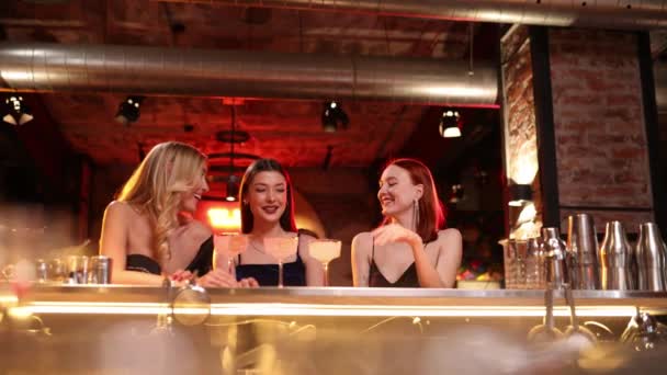 Güzel Genç Şık Kızlar Barda Buluşur Oturur Konuşur Kokteyl Içerler — Stok video
