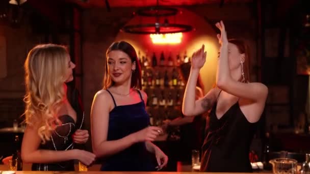 Stylowe Atrakcyjne Piękne Młode Dziewczyny Odwiedzające Bar Klub Taniec Picie — Wideo stockowe