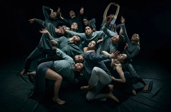 Groep Van Jonge Expressieve Getalenteerde Mensen Dansen Contemp Tegen Zwarte — Stockfoto