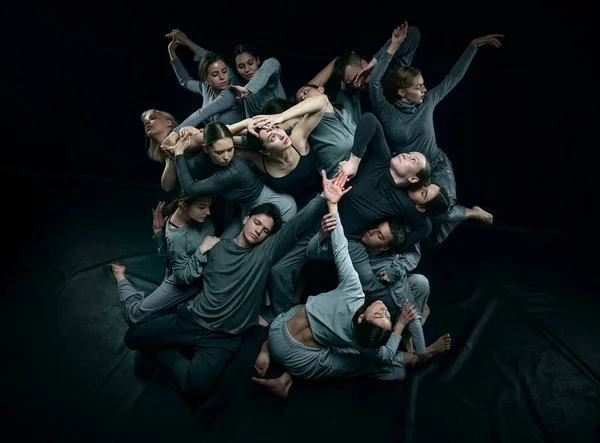 Лучшие Виды Группы Молодых Людей Танцующих Конкурсный Стиль Черном Студийном — стоковое фото