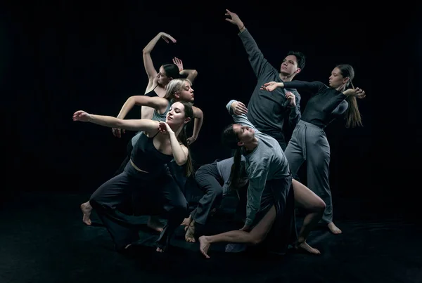 Garçons Filles Artistiques Groupe Jeunes Dansant Sur Fond Studio Noir — Photo