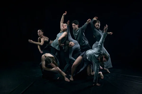 Flexibiliteit Een Groep Jongeren Die Expressief Danst Tegen Een Zwarte — Stockfoto