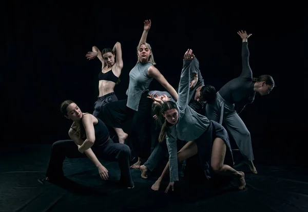 Группа Молодых Людей Мужчин Женщин Выступающих Артистами Танцующих Фоне Черной — стоковое фото