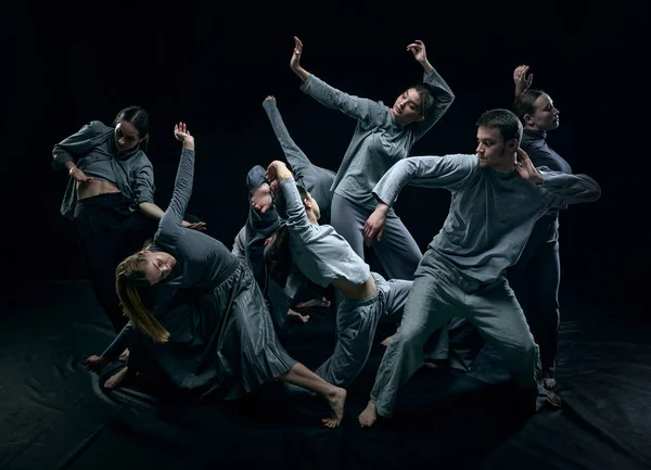 Chaos Binnen Een Groep Artistieke Jongeren Dansend Tegen Een Zwarte — Stockfoto
