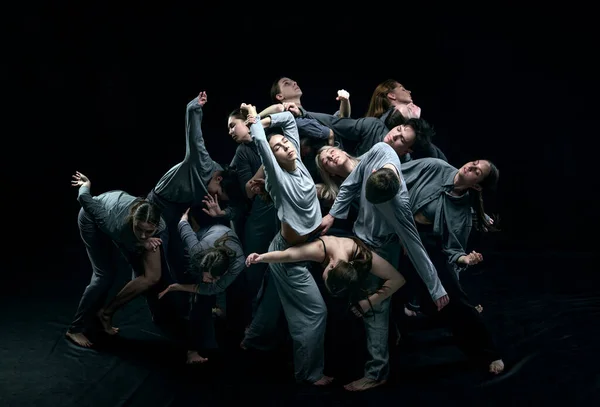Groupe Jeunes Gens Costumes Scène Gris Faisant Performance Danse Sur — Photo
