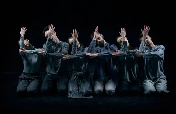 Стоя Коленях Группа Молодых Артистов Танцует Созерцательный Стиль Фоне Черной — стоковое фото