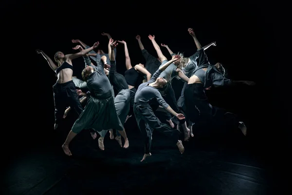 Voler Haut Groupe Jeunes Artistes Faisant Des Performances Freestyle Dansant — Photo