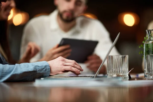 Imagem Close Mãos Masculinas Digitando Laptop Empresários Empregados Reunir Escritório — Fotografia de Stock